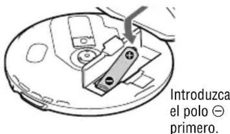 SONY DNF430 - Introduzca la pila LR6 (tamaño AA) (no suministrada) de modo que el extremo  de la pila coincida con el diagrama  del compartmentismo de la misma y ciderre las tapas del compartmentismo de la pila y del reproductor hasta que encajen en su situio. - 1