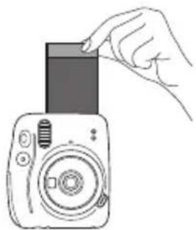 FUJIFILM Instax Mini 11 - 필름이 배출되는 소리가 멈추면 배출된 필름의 가장자리를 잡고 필름을 꺼냅니다. - 1