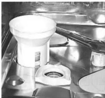 INDESIT IDL 63 S NL .2 - Loading the Salt into the Softener - 1
