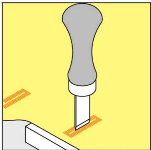 BERNINA 590 - Fendre la boutonnière avec le poinçon (accessoire en option) - 1