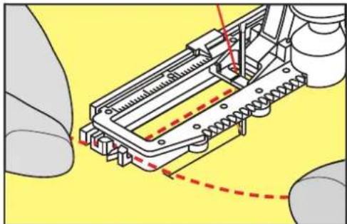 BERNINA 590 - Utiliser une ganse avec le pied traîneau pour boutonnière n° 3A - 2