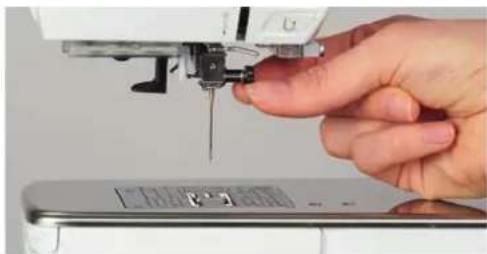 BERNINA 590 - Changer l'aiguille - 1