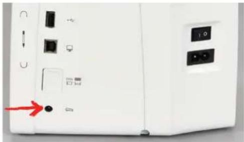 BERNINA 590 - Connector la pédale à la machine - 2