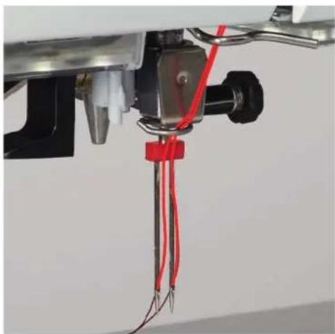 BERNINA 590 - Enfiler une aiguille jumelée - 2