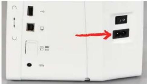 BERNINA 590 - Connector la pédale à la machine - 3