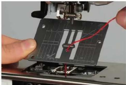 BERNINA 590 - Enfiler la ganse - 1