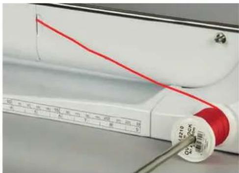 BERNINA 590 - Enfiler la ganse - 2