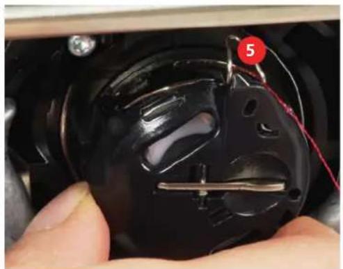 BERNINA 475 QE - Enfiler le fil de canette - 5