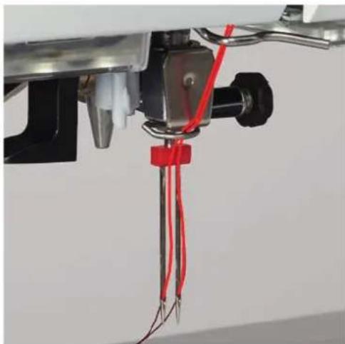 BERNINA 475 QE - Enfiler une aiguille jumelée - 2