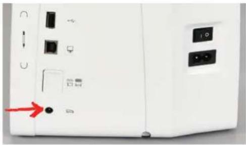 BERNINA 475 QE - Connecter la pédale à la machine - 2