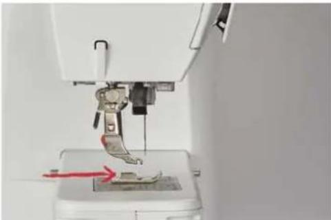 BERNINA 475 QE - Montage de la semelle du pied-de-biche - 1