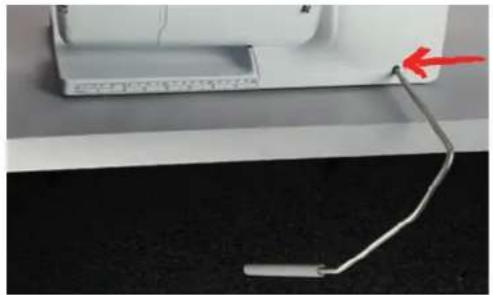 BERNINA 475 QE - Fixer le levier de genou - 2