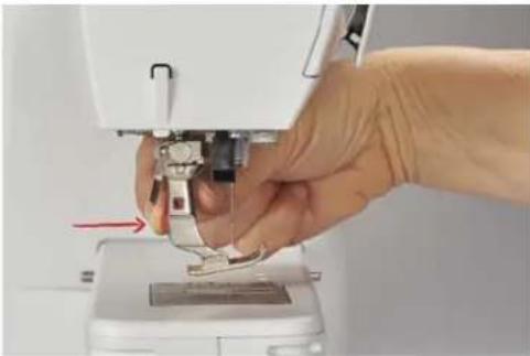 BERNINA 475 QE - Retrait de la semelle - 1
