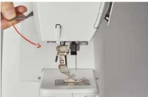 BERNINA 475 QE - Montage de la semelle du pied-de-biche - 2
