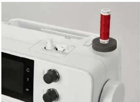 BERNINA 475 QE - Support de bobine de fil escamotable - 2