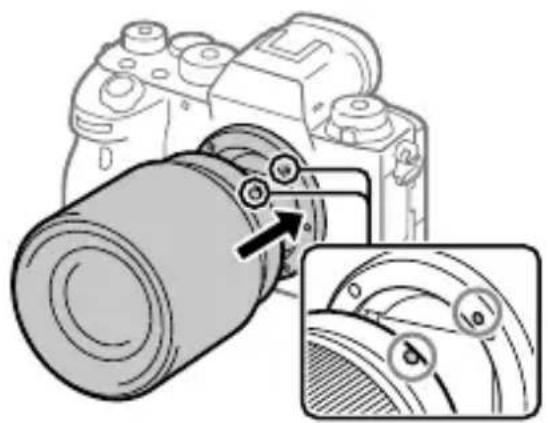 SONY Alpha A9 II - Monte a objetiva alinhando as duasmares brancas do indice (indices de montagem) na objetiva e na-camera. - 1