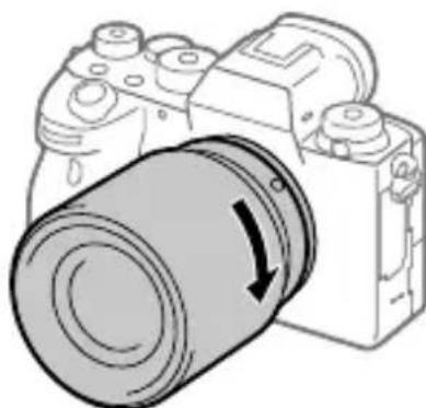 SONY Alpha A9 II - Mens du forsigtigt skubber objektivet mod kameraet, skal du dreje objektivet langsom i pilens retning, indtil det klikker på plads i den laxe position. - 1