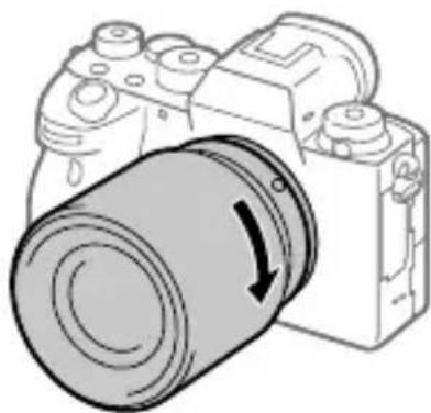 SONY Alpha A9 II - Samtidig med at du presser objektivetlett mot kameraet vender du objektivet sakte i pilretningen til du horer et klikk i lAst posisjon. - 1