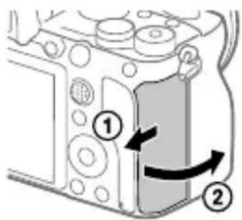 SONY Alpha A9 II - Öppna locket till minneskortsfacket. - 1