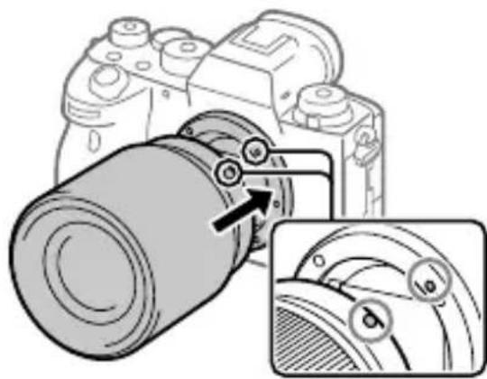 SONY Alpha A9 II - Monter objektivet ved at rette de to hvide indeksmærker (monteringsindeks) pa objektivet og kameraet ind after hinanden. - 1