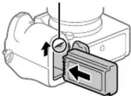 SONY Alpha A9 II - Indsæt batteriet, mens du trykker på lasemekanismen med spidsen af batteriet, indtil batteriet lases på plads. - 1