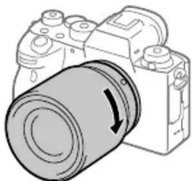 SONY Alpha A9 II - Terwijl u de lenslicht segende camera aan duwt, draait u de lens langzaam in derichting van de pijl totdat deze vastklikt in de vergrendelde positie. - 1