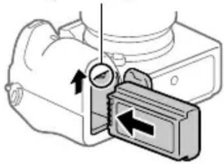 SONY Alpha A9 II - Open het accudeksel. - 2