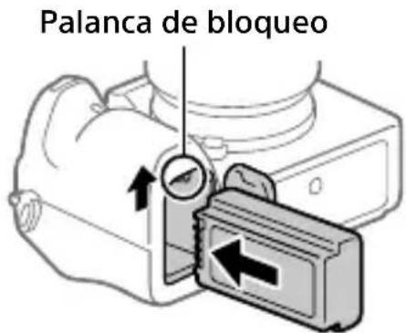 SONY Alpha A9 II - Inserte la bateria WHILE presiona la palanca de bloqueo con la punta de la bateria hasta que la bateria se bloquee en su situ. - 1