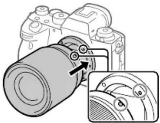 SONY Alpha A9 II - Montera objektivet genom att passa ihop de båda vita indexmärkena (monteringsmärkena) på objektivet och kameran. - 1