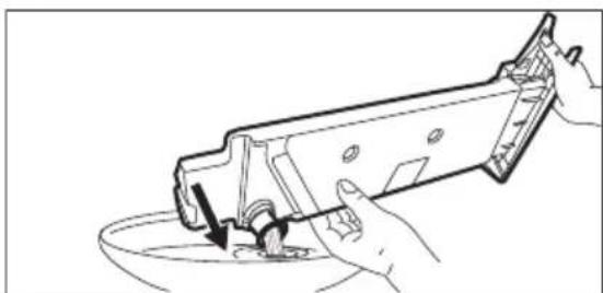 AEG TB5051TW - Svuotamento del contentatore dell'acqua - 3