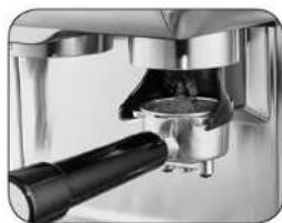 Solis Grind & Infuse Compact 1018 - KAFFEEPULVER IN DEN FILTEREINSATZ MAHLEN UND FESTDRUCKEN - 3