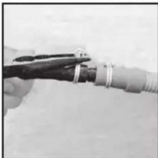 HOOVER DYC 9913AXXS - Bitde das Kondenswasserablaufset wie Folgt Montieren: - 4