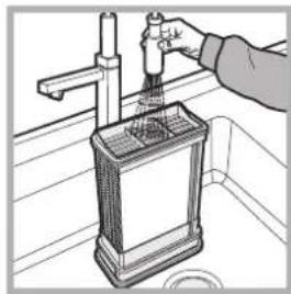 INDESIT IDCE 745 (EU) - Condensor - Het isoodzakelijk het stofuit de condensor te halen doe dit elke week. - 3