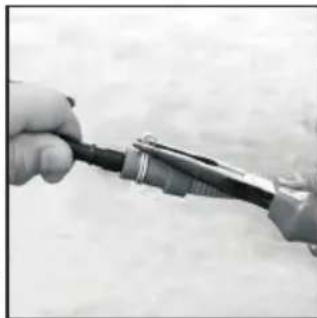 HOOVER LLH D813A2XS - Instale a mangueira da segunte forma: - 3