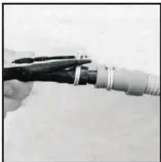 HOOVER LLH D813A2XS - Instale a mangueira da segunte forma: - 4