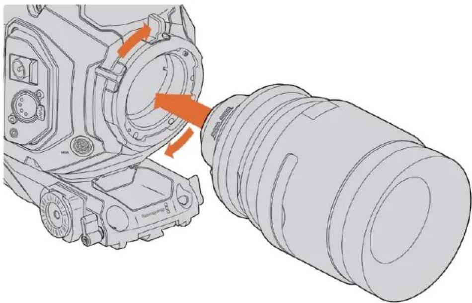 Blackmagic Design URSA Mini Pro 12K - So bringen Sie ein PL-Mount-Objektiv an: - 1