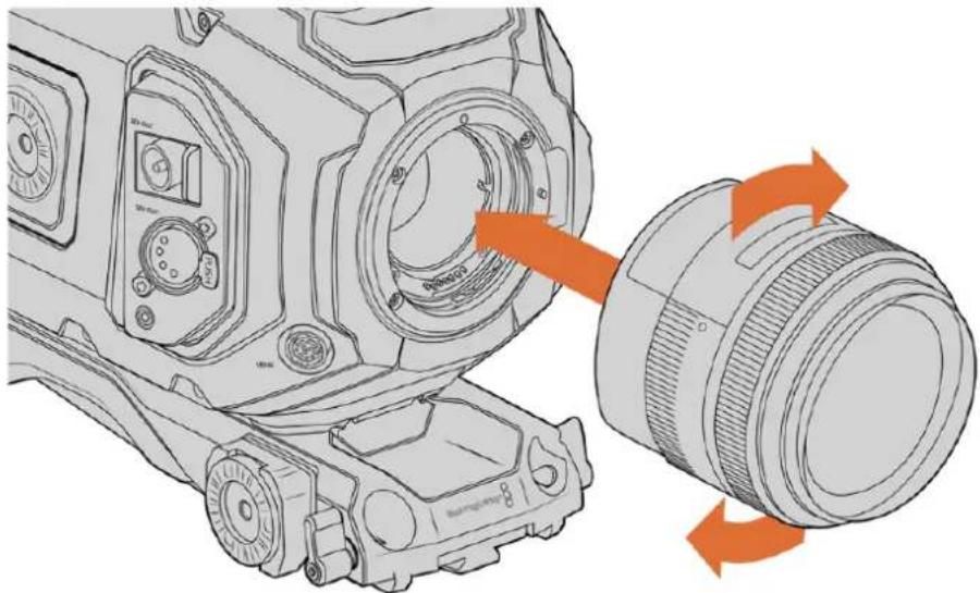 Blackmagic Design URSA Mini Pro 12K - So bringen Sie ein EF-Mount-Objektiv an: - 1