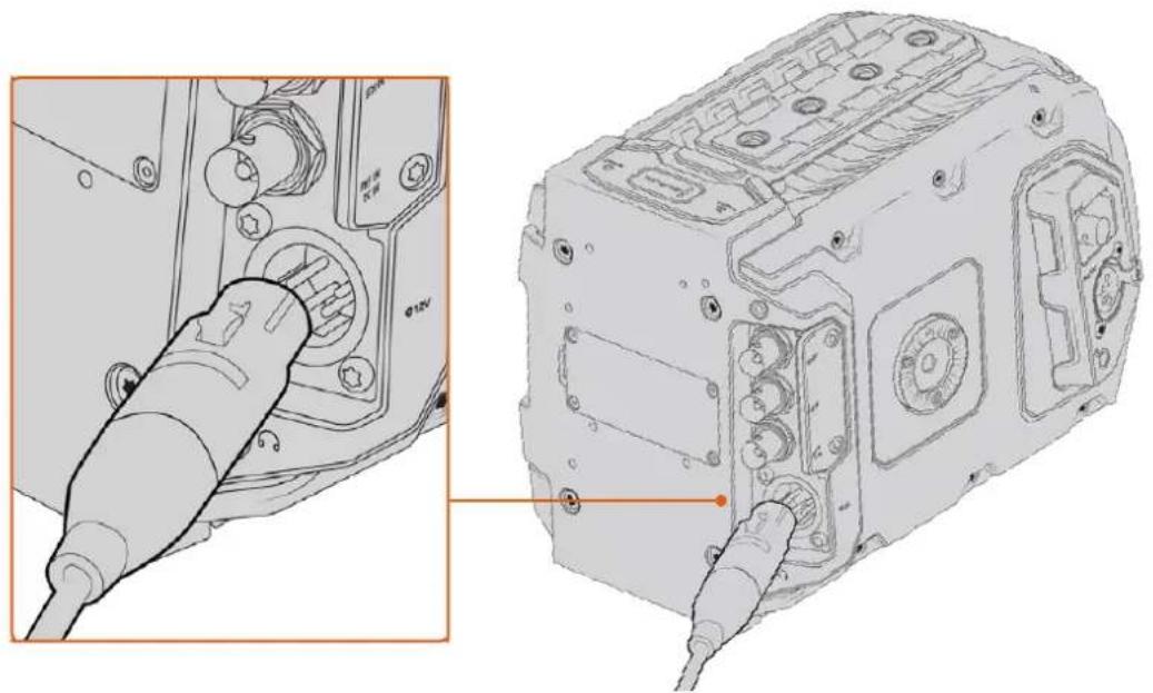 Blackmagic Design URSA Mini Pro 12K - So koppeln Sie die Kamera an eine externe Stromquelle: - 1