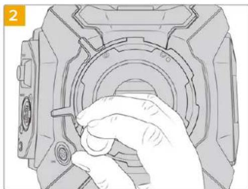 Blackmagic Design URSA Mini Pro 12K - Fixer une monture d'objet B4 - 3
