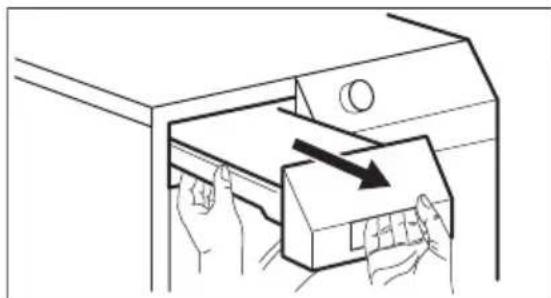 AEG T72270AC - Leeg het waterreservoir - 1