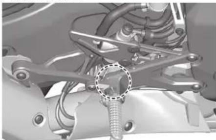 YAMAHA YZFR1M (2020) - Contrôle et lubrification de la pé- dale de frein et du sélecteur - 1