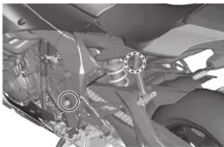 YAMAHA YZFR1M (2020) - Lubrification des pivots du bras oscillant - 1