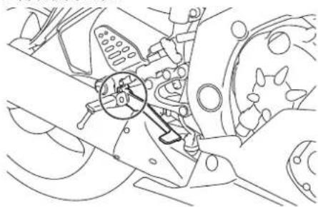YAMAHA YZFR6 (2019) - FAC44276 Contrôle et lubrification de la pedale de frein et du selecteur - 1