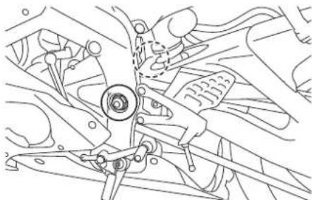 YAMAHA YZFR6 (2019) - Lubrification des pivots du bras oscillant - 1