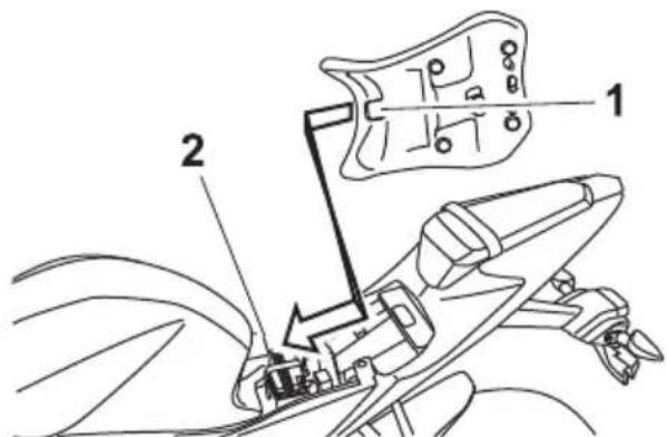 YAMAHA MT125 (2016) - Mise en place de la selle du pilote - 1