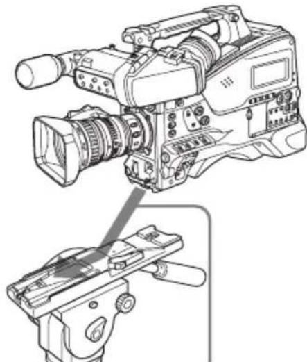 SONY PMW350K - Montez le caméscope sur l'adaptateur de trédied. - 1