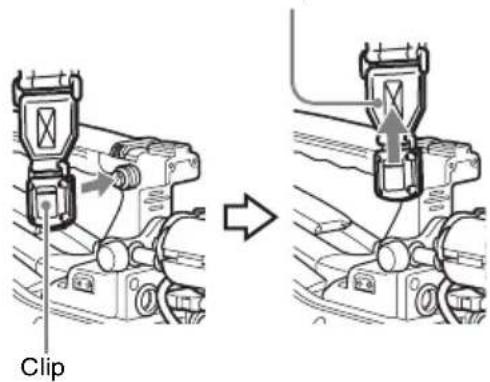 SONY PMW350K - Placez l'un des clips sur un des points de fixation de la bandoulière. - 1