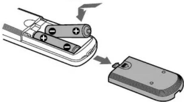 SONY MDSJE470 - Mise en place des piles dans la télécommande - 1