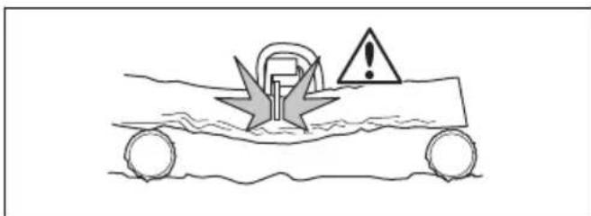 HUSQVARNA 543 XP - Coupe d'un tronc soutenu aux deux extrémités - 2