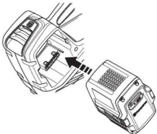 HUSQVARNA 436LiB - Sluit de accu aan op de machine. - 1